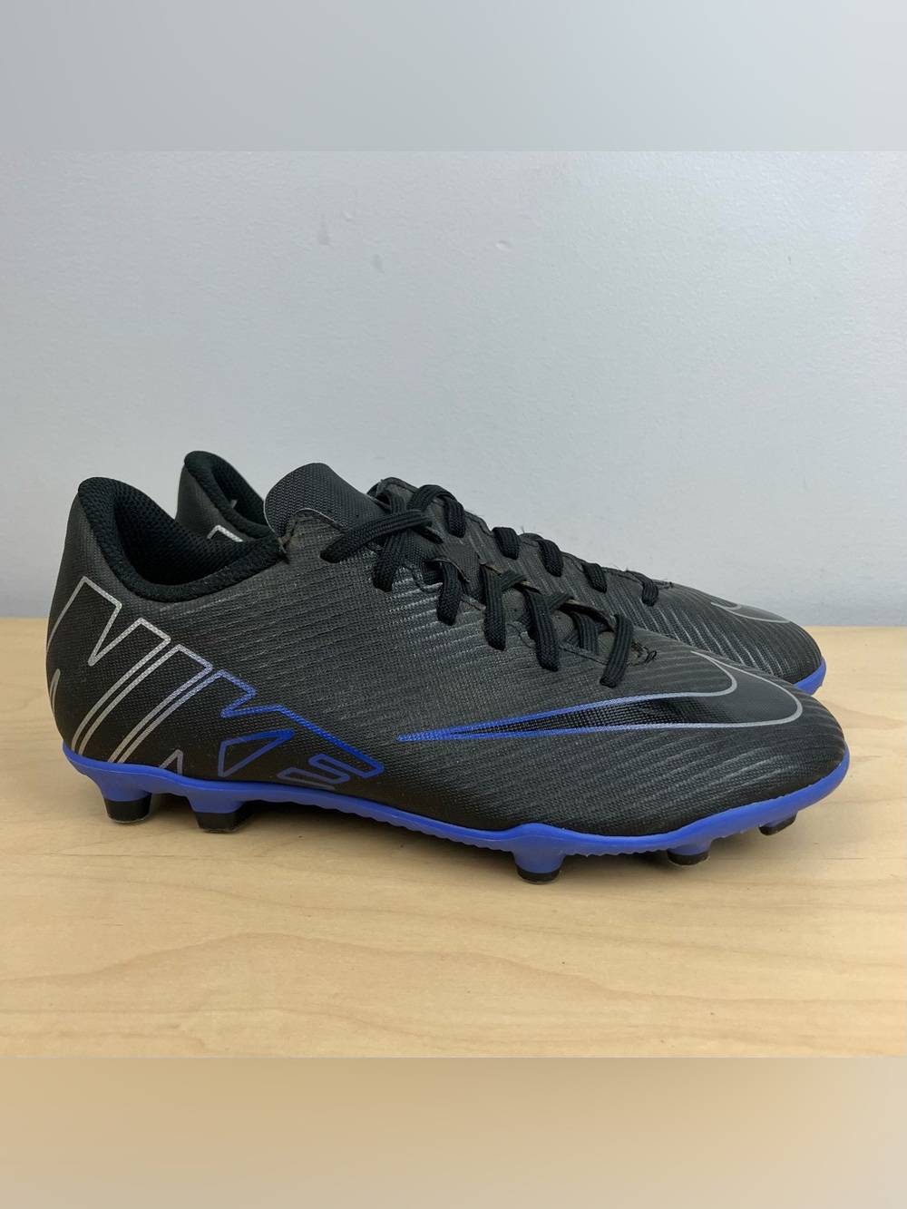 Nike Kids Youth Size 3.0Y Jr. Mercurial Vapor 15 Club FG Soccer Cleats Black. In